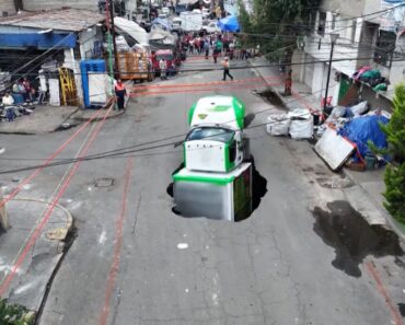 Camião De Refrigerantes Engolido Por Cratera Na Cidade Do México Camião De Refrigerantes Engolido Por Cratera Na Cidade Do México