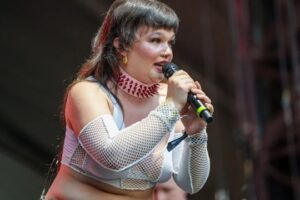 Lola Young, Cantora De “Messy”, Choca Fãs Ao Desmaiar Em Pleno Concerto