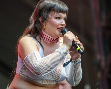 Lola Young, Cantora De “Messy”, Choca Fãs Ao Desmaiar Em Pleno Concerto Lola Young, Cantora De “Messy”, Choca Fãs Ao Desmaiar Em Pleno Concerto