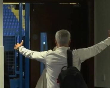 O Abraço De Mourinho a Uma Funcionária Do Chelsea Que Gerou Aplausos Na Sala De Imprensa O Abraço De Mourinho a Uma Funcionária Do Chelsea Que Gerou Aplausos Na Sala De Imprensa