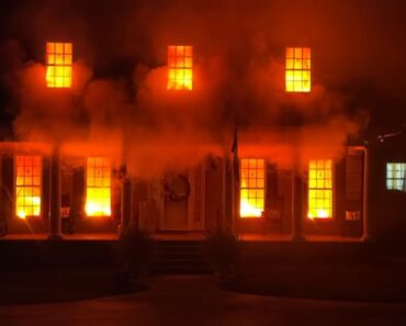 Não, a Casa Não Está a Arder. Decoração De Halloween Faz Chamar Bombeiros Não, a Casa Não Está a Arder. Decoração De Halloween Faz Chamar Bombeiros