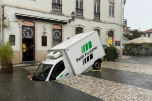 Piso Abate Em Leiria Devido à “Chuva Intensa”. Carrinha Caiu Em Buraco