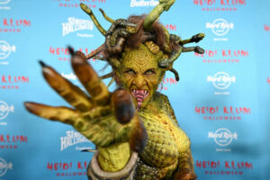 Irreconhecível… O Tão Esperado Disfarce De Halloween De Heidi Klum