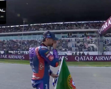 Miguel Oliveira Despediu-se Em Lágrimas e Com a Bandeira De Portugal Em Punho Miguel Oliveira Despediu-se Em Lágrimas e Com a Bandeira De Portugal Em Punho