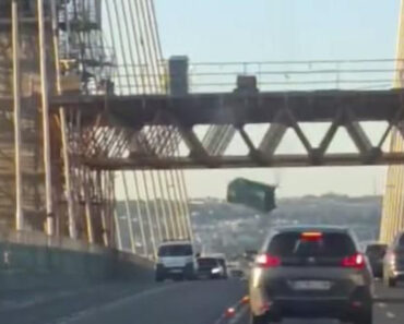 WC Portátil Cai De Grua Numa Ponte De Espanha: “Podia Ter Matado Alguém” WC Portátil Cai De Grua Numa Ponte De Espanha: “Podia Ter Matado Alguém”