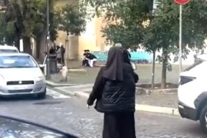 “Estou a Fazer De Polícia”. Freira Resolve Engarrafamento Em Rua De Roma