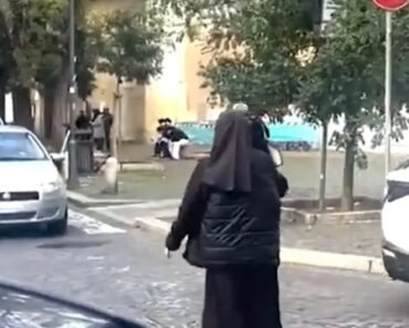 “Estou a Fazer De Polícia”. Freira Resolve Engarrafamento Em Rua De Roma “Estou a Fazer De Polícia”. Freira Resolve Engarrafamento Em Rua De Roma