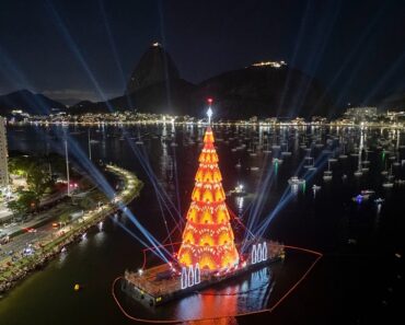 Emoção e Fogo De Artifício: Rio De Janeiro Inaugura Árvore De Natal Flutuante Na Enseada De Botafogo Emoção e Fogo De Artifício: Rio De Janeiro Inaugura Árvore De Natal Flutuante Na Enseada De Botafogo