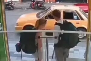 Casal De Turistas Assaltado. Homem Foge e Namorada… Enfrenta Ladrão