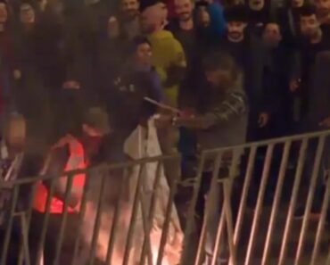 Manifestantes Arremessam Garrafas De Vidro e Queimam Bandeira Junto à Assembleia Da República Manifestantes Arremessam Garrafas De Vidro e Queimam Bandeira Junto à Assembleia Da República