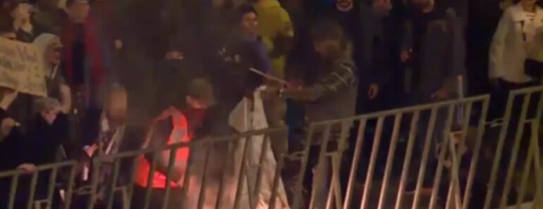 Manifestantes Arremessam Garrafas De Vidro e Queimam Bandeira Junto à Assembleia Da República Manifestantes Arremessam Garrafas De Vidro e Queimam Bandeira Junto à Assembleia Da República