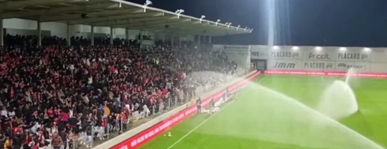 Insólito. Adeptos Do Benfica Brindados Com Banhoca Durante o Intervalo Insólito. Adeptos Do Benfica Brindados Com Banhoca Durante o Intervalo