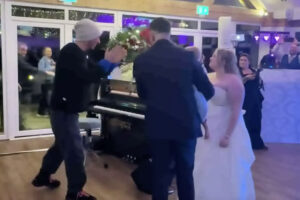 Chris Martin Aparece De Surpresa Num Casamento Para Abrir Baile Dos Noivos