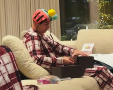 O “Look” Caricato De Cristiano Ronaldo Enquanto Recebia Um Relógio De Luxo O “Look” Caricato De Cristiano Ronaldo Enquanto Recebia Um Relógio De Luxo