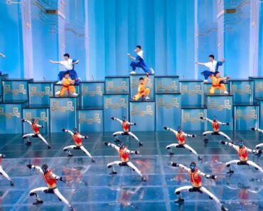 Acrobacias De Fazer Inveja! Robôs Praticam Kung Fu Na China Acrobacias De Fazer Inveja! Robôs Praticam Kung Fu Na China