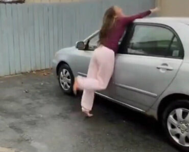 Salta De Alegria Ao Receber De Presente Um Toyota Corolla… Com 20 Anos Salta De Alegria Ao Receber De Presente Um Toyota Corolla… Com 20 Anos