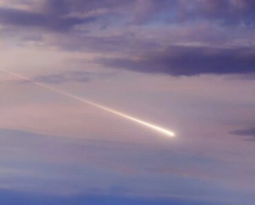 Meteorito Destrói Telhado Na Alemanha… e é Confundido Com Míssil Do Irão Meteorito Destrói Telhado Na Alemanha… e é Confundido Com Míssil Do Irão