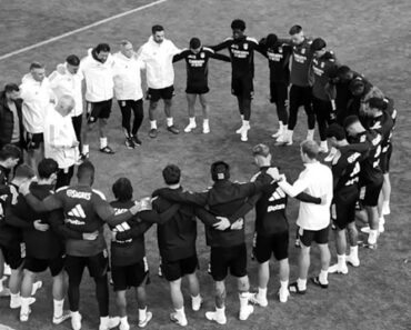 A Homenagem Sentida Do Plantel Do Benfica a Silvino Louro A Homenagem Sentida Do Plantel Do Benfica a Silvino Louro