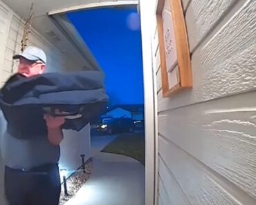 Idoso Tem Gorjeta Choruda Após Ato “Muito Especial”. “Não Pode Ser Real” Idoso Tem Gorjeta Choruda Após Ato “Muito Especial”. “Não Pode Ser Real”