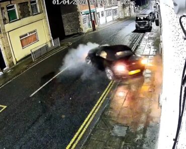 Carro De Luxo Despista-se, Faz Um Pião e Embate Contra Casa No Reino Unido Carro De Luxo Despista-se, Faz Um Pião e Embate Contra Casa No Reino Unido