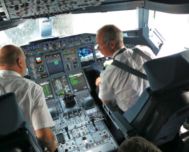 Pilotos Repreendidos Em Frequência De Emergência… Por Miarem e Ladrarem Pilotos Repreendidos Em Frequência De Emergência… Por Miarem e Ladrarem