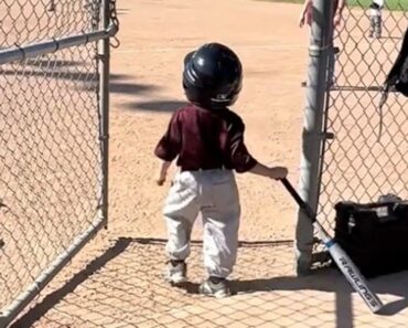 Menino De 3 Anos Entra Em Campo Cheio De Estilo e “Rouba” o Jogo Menino De 3 Anos Entra Em Campo Cheio De Estilo e “Rouba” o Jogo