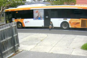 Passageiro De 12 Anos Vive Momentos De Pânico Ao Ficar Preso Na Porta Do Autocarro