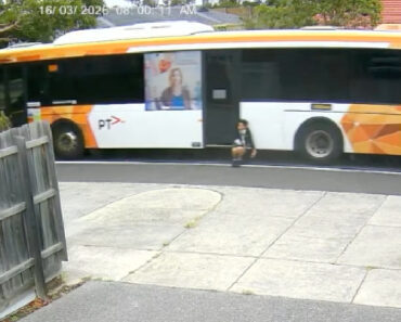 Passageiro De 12 Anos Vive Momentos De Pânico Ao Ficar Preso Na Porta Do Autocarro Passageiro De 12 Anos Vive Momentos De Pânico Ao Ficar Preso Na Porta Do Autocarro