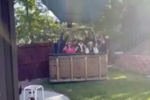 Balão De Ar Quente Aterra De Emergência e Acaba Dentro De Quintal Privado