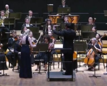 E Fez-se Silêncio! Maestro Atira Violino De 1,1 Milhões De Euros Ao Chão Com Batuta Em Concerto E Fez-se Silêncio! Maestro Atira Violino De 1,1 Milhões De Euros Ao Chão Com Batuta Em Concerto