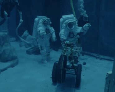 Astronauta Da NASA Treina Caminhada Lunar Debaixo De Água Astronauta Da NASA Treina Caminhada Lunar Debaixo De Água