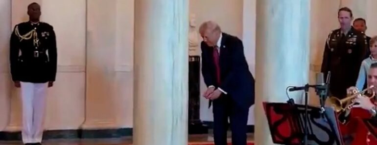 Donald Trump Recebe Equipa De Golfe Na Casa Branca Com Tacada Imaginária Donald Trump Recebe Equipa De Golfe Na Casa Branca Com Tacada Imaginária