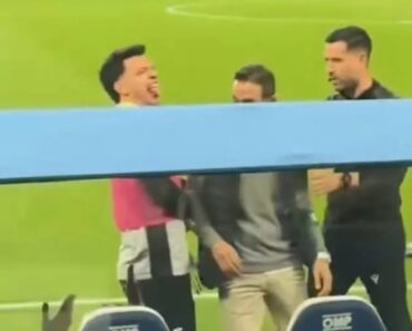 Pote é Atingido Por Cartolina No Clássico e Reação Torna-se Viral Pote é Atingido Por Cartolina No Clássico e Reação Torna-se Viral