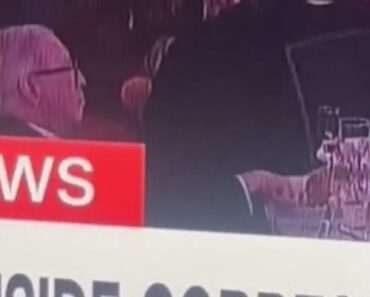 Tiroteio Em Gala De Trump? Este Convidado Permaneceu… Sentado e a Comer Tiroteio Em Gala De Trump? Este Convidado Permaneceu… Sentado e a Comer