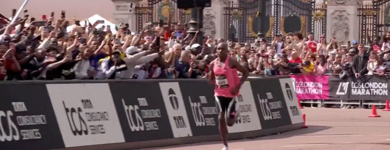 Queniano Bate Recorde Mundial e Torna-se o 1º a Correr a Maratona Abaixo Das Duas Horas Queniano Bate Recorde Mundial e Torna-se o 1º a Correr a Maratona Abaixo Das Duas Horas