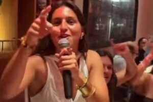 Kika Nazareth Dá Espetáculo No Jantar Do Barcelona. Música Já é Viral