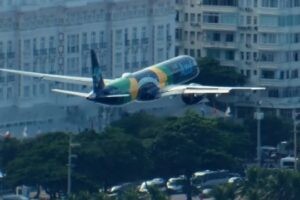 Avião Sobrevoa Orla Do Rio De Janeiro Em Homenagem à Seleção Brasileira