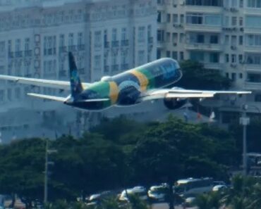 Avião Sobrevoa Orla Do Rio De Janeiro Em Homenagem à Seleção Brasileira Avião Sobrevoa Orla Do Rio De Janeiro Em Homenagem à Seleção Brasileira