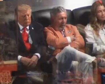 Assobios Não Lhe Tiram o Sono: Donald Trump Adormece a Assistir à Final Da NBA Após Ser Vaiado Assobios Não Lhe Tiram o Sono: Donald Trump Adormece a Assistir à Final Da NBA Após Ser Vaiado
