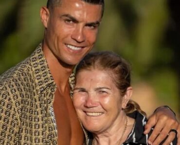 Dona Dolores Deixa Mensagem De “Orgulho” Para Cristiano Ronaldo… e Para Os Fãs Dona Dolores Deixa Mensagem De “Orgulho” Para Cristiano Ronaldo… e Para Os Fãs