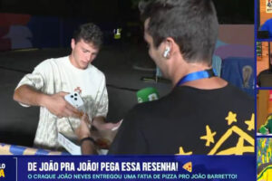 João Neves Oferece Pizza a Repórter Brasileiro Que Não Comia Há Várias Horas