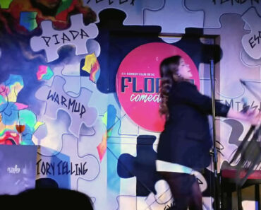 Comediante é Agredida Com Uma Cadeira Por Mulher Que Não Gostou Das Piadas Comediante é Agredida Com Uma Cadeira Por Mulher Que Não Gostou Das Piadas