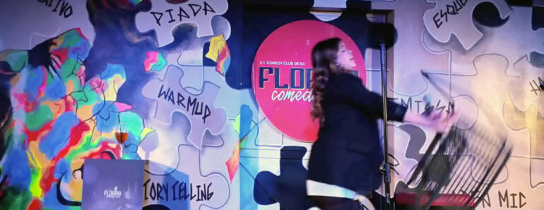 Comediante é Agredida Com Uma Cadeira Por Mulher Que Não Gostou Das Piadas Comediante é Agredida Com Uma Cadeira Por Mulher Que Não Gostou Das Piadas