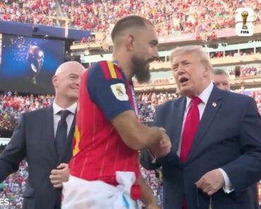 Borja Iglesias Cumpriu a Promessa: Recebeu a Medalha e Cumprimentou Trump Sem Olhar Para Ele Borja Iglesias Cumpriu a Promessa: Recebeu a Medalha e Cumprimentou Trump Sem Olhar Para Ele