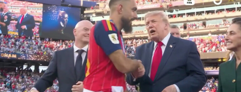 Borja Iglesias Cumpriu a Promessa: Recebeu a Medalha e Cumprimentou Trump Sem Olhar Para Ele Borja Iglesias Cumpriu a Promessa: Recebeu a Medalha e Cumprimentou Trump Sem Olhar Para Ele