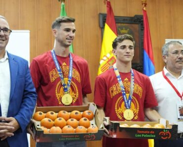 No Regresso a Casa: Gavi e Fábian Ruiz Recebem o Seu Próprio Peso Em… Tomates No Regresso a Casa: Gavi e Fábian Ruiz Recebem o Seu Próprio Peso Em… Tomates