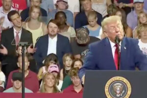 Imitador Rouba Atenções Em Comício De Donald Trump e o Momento Torna-se Viral