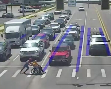 Homem Vestido De Homem-Aranha Sai Do Carro Para Ajudar Homem Em Cadeira De Rodas No Trânsito Homem Vestido De Homem-Aranha Sai Do Carro Para Ajudar Homem Em Cadeira De Rodas No Trânsito