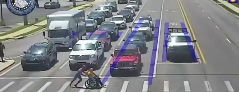 Homem Vestido De Homem-Aranha Sai Do Carro Para Ajudar Homem Em Cadeira De Rodas No Trânsito Homem Vestido De Homem-Aranha Sai Do Carro Para Ajudar Homem Em Cadeira De Rodas No Trânsito
