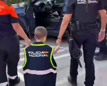 Fogos: Menino Cego De 4 Anos Rouba “Coração” Da Polícia Espanhola Fogos: Menino Cego De 4 Anos Rouba “Coração” Da Polícia Espanhola